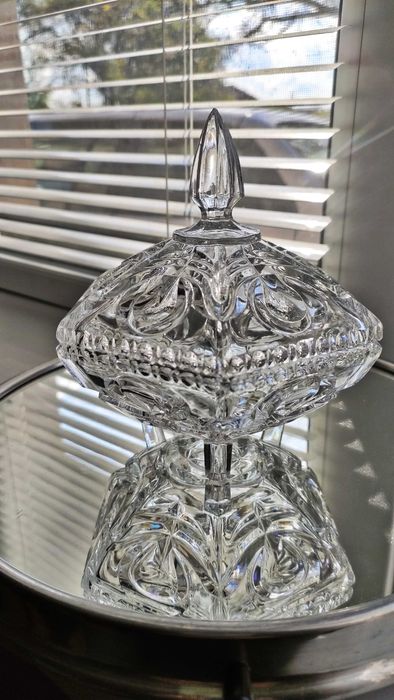 Кристална купичка с капак