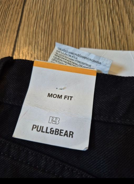 Blugi Mom Fit Negri Pull&Bear cu rupturi