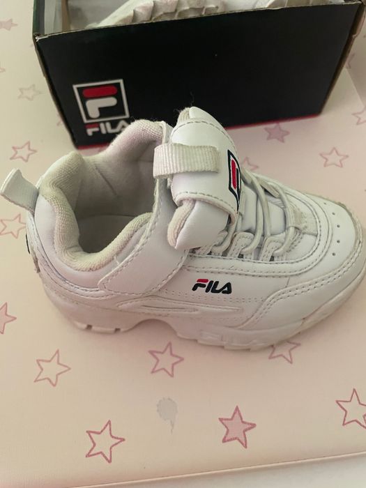 Детски бели кецове фила