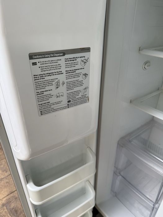 Продавам двокрилен  хладилник с фризер