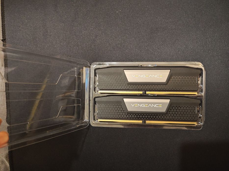 Kit memorie dual-channel DDR5 32GB Corsair Vengeance, 6200MT/s, CL32