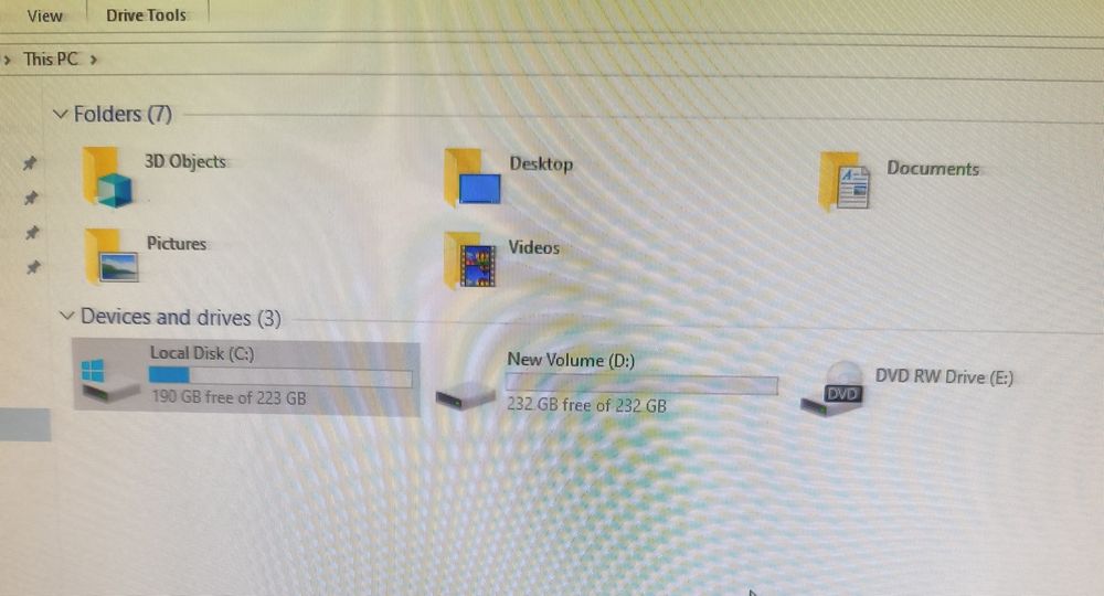 Vând sistem calculator, unitate Dell Precision T5500, display HP ,e,201 , tastatura HP, sistem audio Philips si 2 sateliti