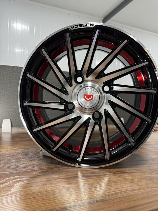 Vossen diska R13 Qora Qizil va Kok rangdagisi bor