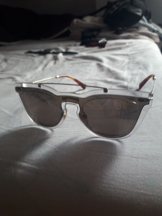 ochelari de soare luxury Valentino, model VA 4008, un model deosebit cu ramă din acetat gri-transparent și bară metalică superioară (double bridge).