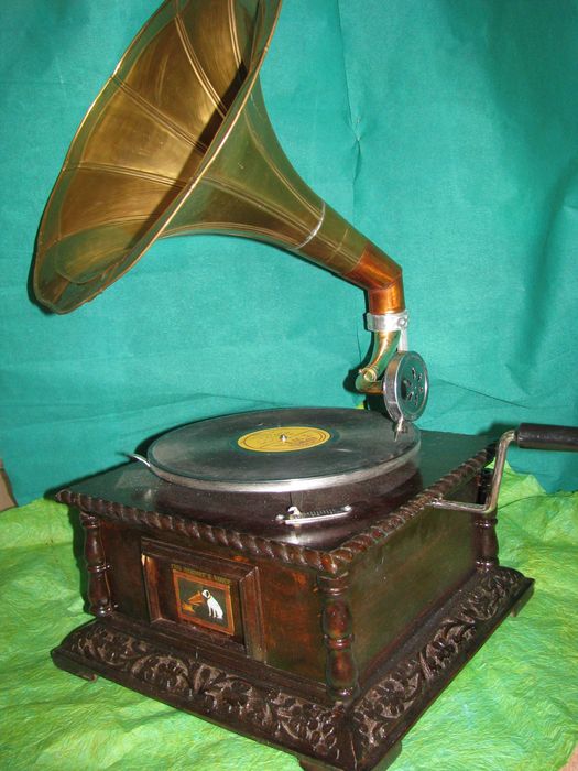 Грамофон с фуния - HMV - началото на 20 в -реплика