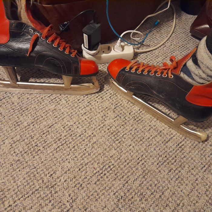 Echipament de hochei (pantaloni, tibiere, tricouri)