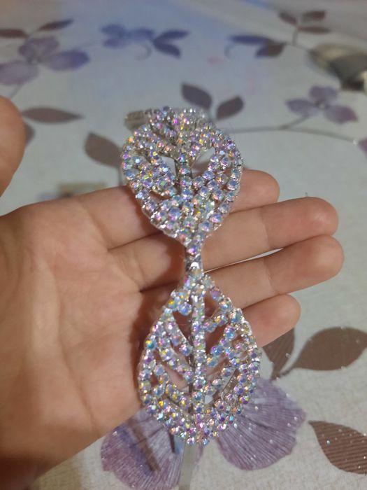 Ободок лепесток со стразами и длинными сережками