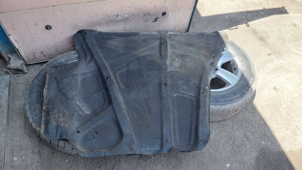 Ковролан капота. Обшивка капота