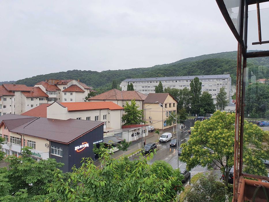 Vând apartament decomandat, 2 camere, situat pe Bulevardul Republicii nr. 1, Zona Nord, chiar lângă Spitalul Județean