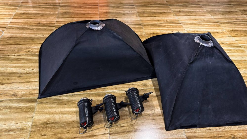 Studiyo yoritish seti sotiladi (3 ta flash + 2 ta softbox)