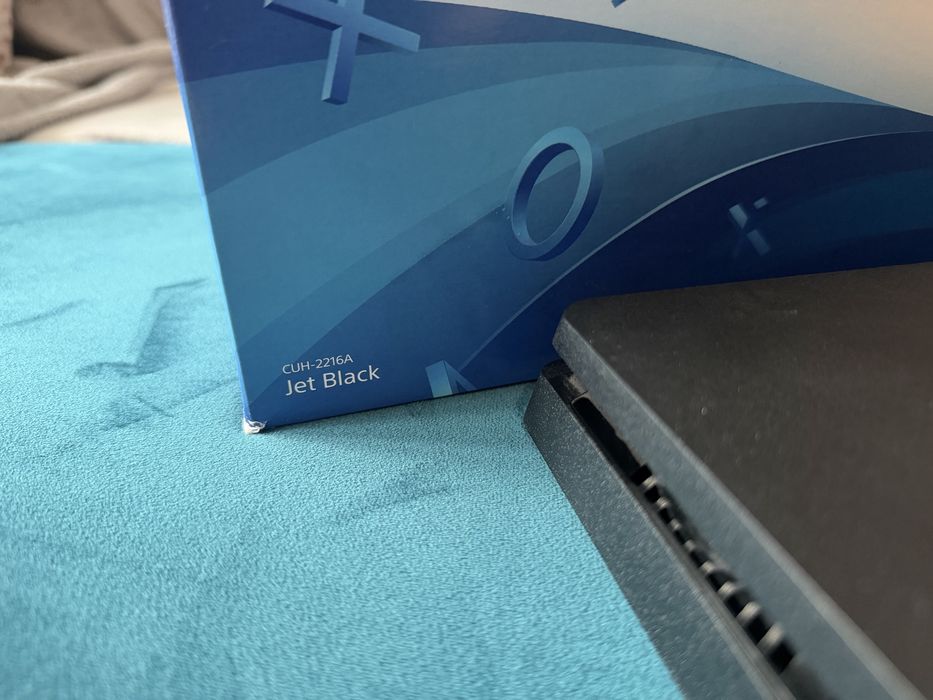 Playstation 4 + 2 джойстика, 1 тб. HDD харддиск и станция за зареждане