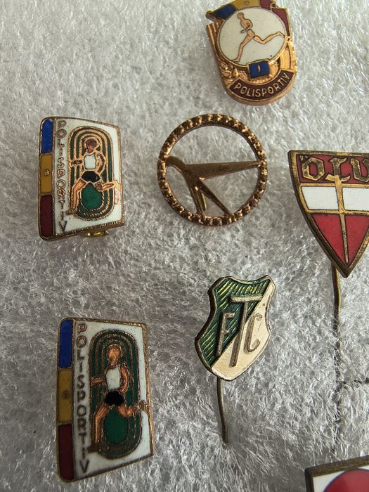 Diverse insigne de colecție sportive retro
