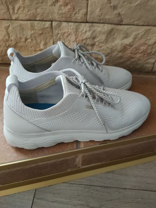 Продам женские кроссовки