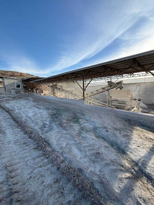 карьер - добывается сыре для облицовочных кирпичей и кальций.