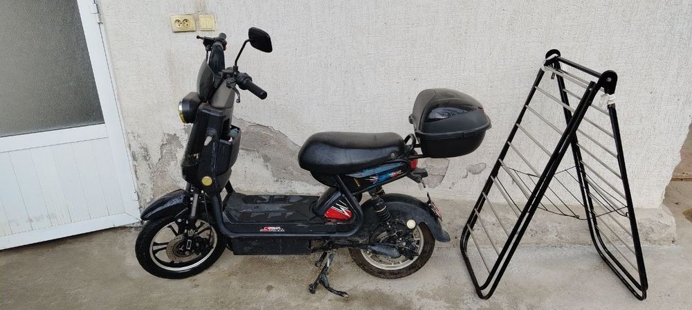 Sicill Max brendi tomonidan ishlab chqarilgan elektra skuter sotiladi