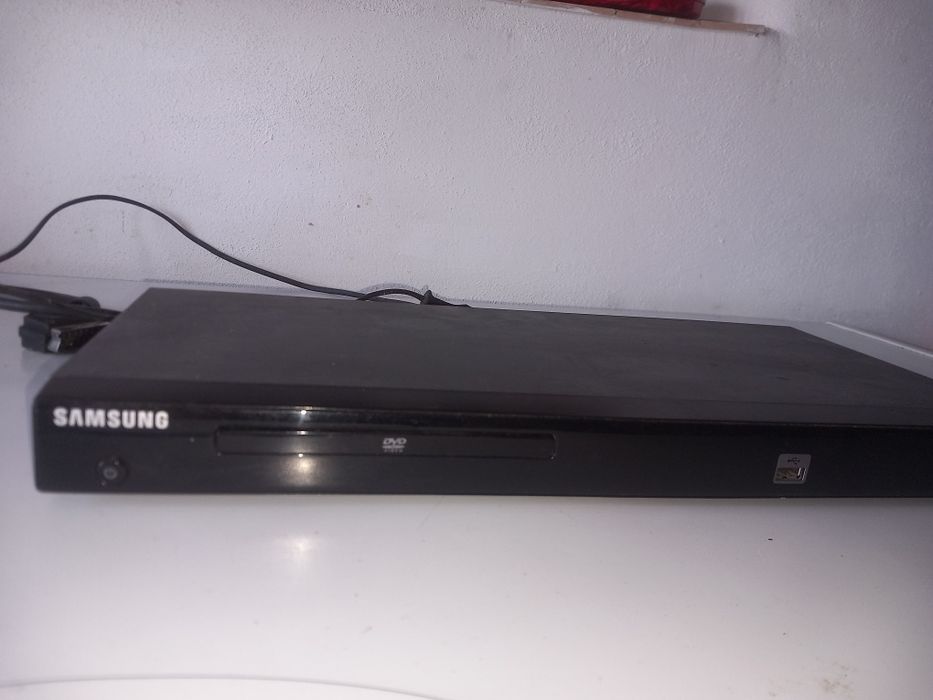 Vând dvd Samsung .