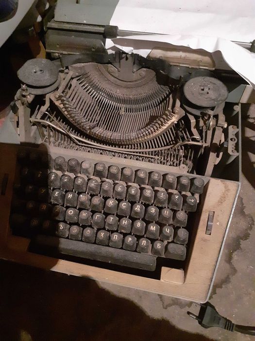 Стара антична пишеща машина