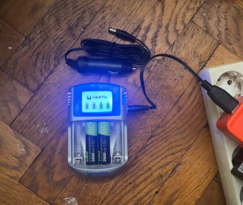 Încărcător de acumulatori Varta PP LCD 4xAA & 12V + USB