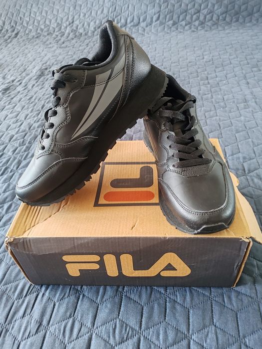 Дамски черни маратонки Fila