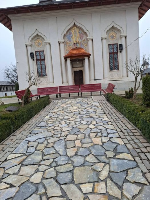 Exacutat lucari din piatra naturala de munte rezistentă la trafic greu