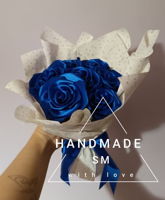 Букети от сатенени рози