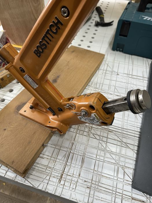 Инстумент за коване на дървен под (масив към дюшеме) Bostitch MFN-201