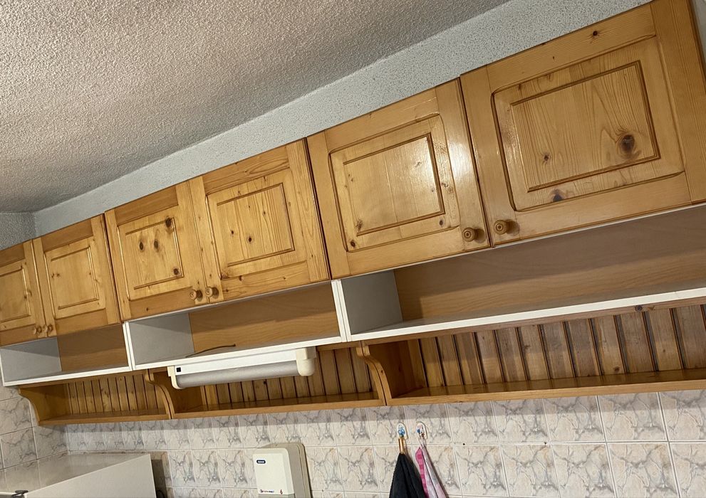 Кухненско обзавеждане ,шкафове от дърво ,мивка алпака