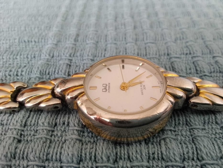 Позлатен дамски часовник Q&Q