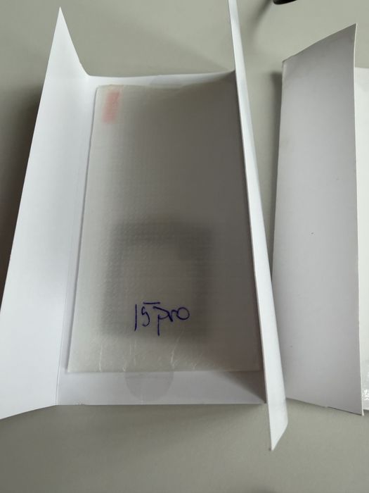 Vand 2 folii de sticla noi Iphone 15 pro