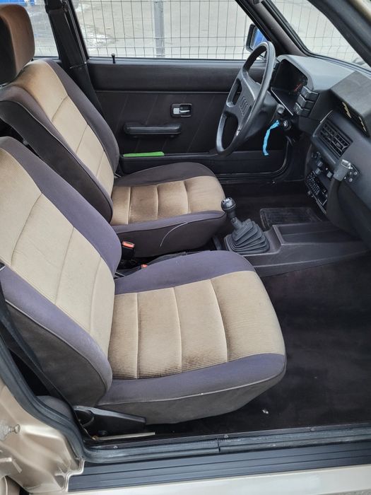 Audi 80 an 1985 motor 1.6 benzina vehicul istoric în Carte