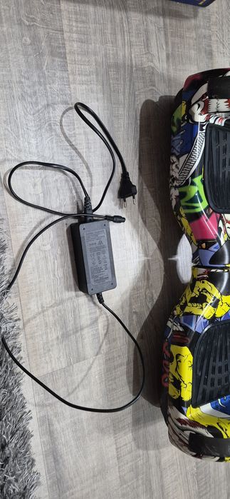 Hoverboard   2 bucăți  la preț  de 1, are  doar o telecomanda