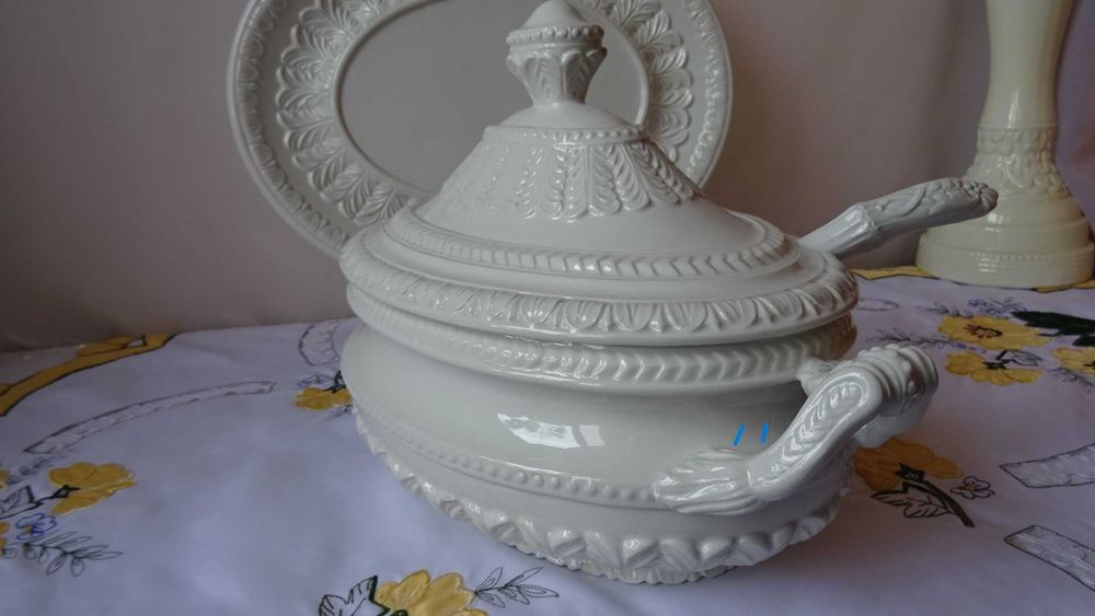 Супник бяла глазирана керамика, ръчно изработен , внос от  Италия.