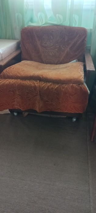 Продаются диван и 4 кресла