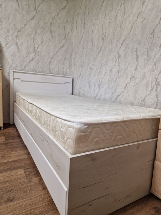 Кровать односпальная с матрасом