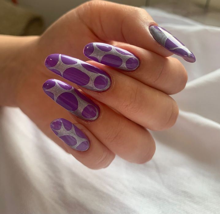 Unghii cu gel-100 lei, ojă semi -70 lei, pedichiura- 55 lei