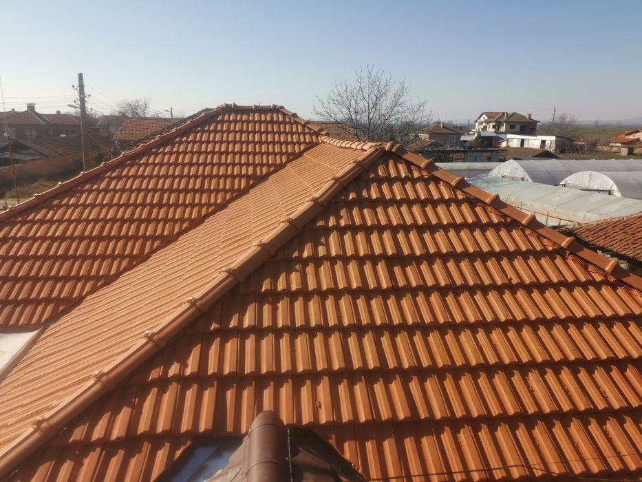 Ремонт на покриви с керемиди
Полагане на мушама. 
Наковаване на летвен