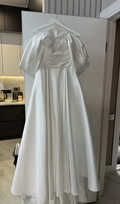 Продам два шикарных свадебных платья.