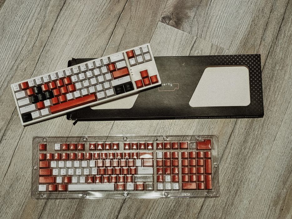 Tastatura mecanica QWERTYKEY + keycaps