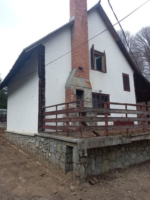 Vand 2 cabane la munte