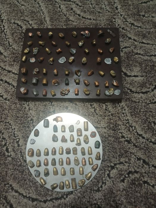 Табла с деформирани куршуми от пистолети