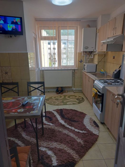 Închiriez apartament cu 2 camere