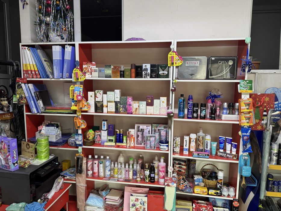 Полки, шкафы и витрины.