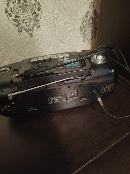 Магнитофон работает радио