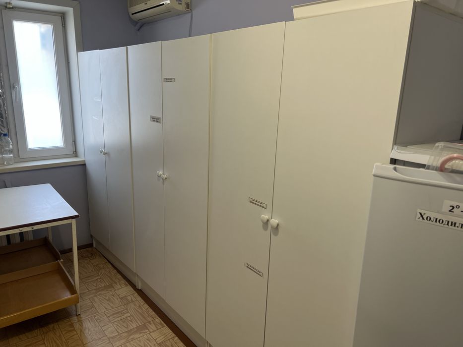 Продам шкафы и полки из аптеки