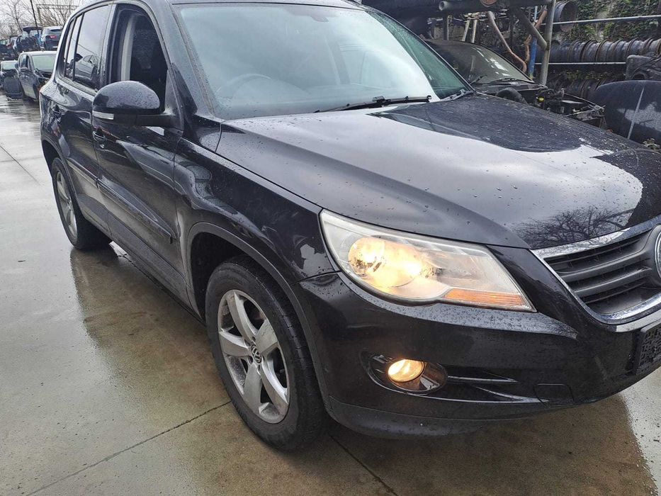 Dezmembrez Volkswagen Tiguan 2.0 TDi an 2008 cod motor CBA