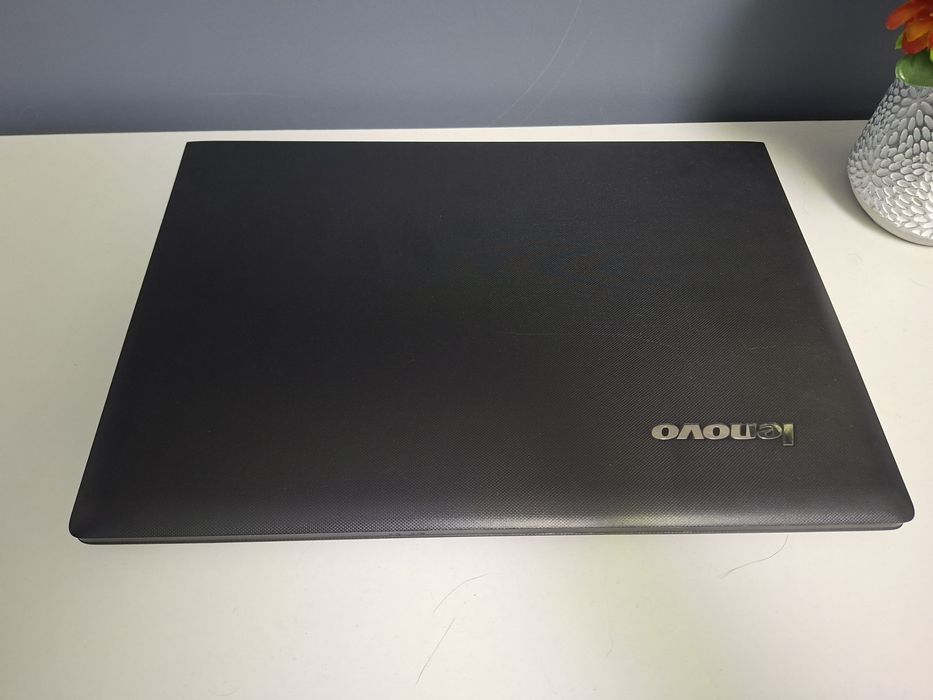 Laptop Lenovo 15 inch ecran  G50  intel i5. 4gb ram.  Hdd 1 terra  video Amd 4 gb