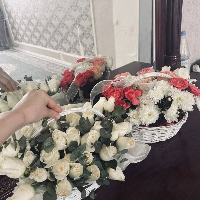 Корзинадағы 2букет бар.1-букет 7000