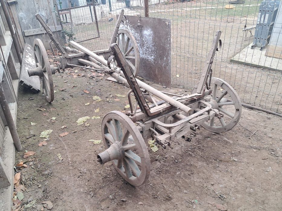 Căruță veche de lemn