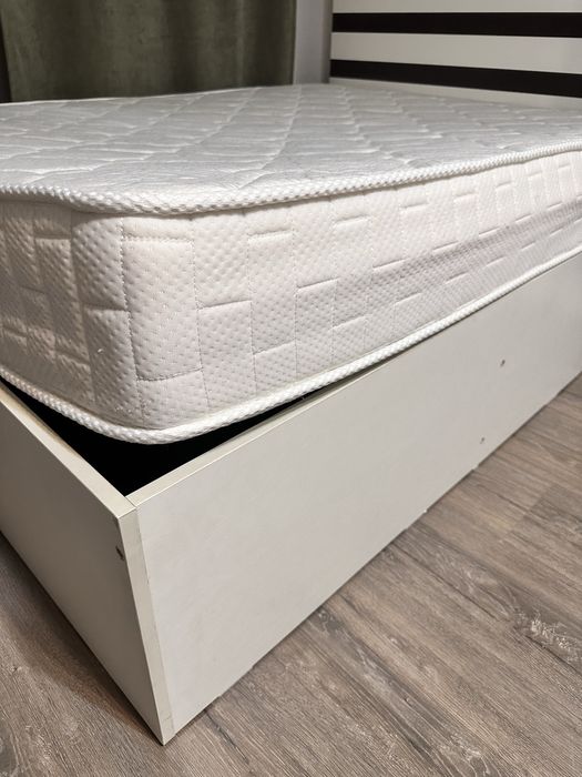 Кровать, матрас, комод, зеркало