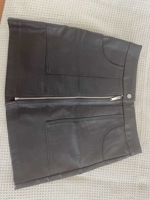 Черна кожена пола, като нова, размер EU 40